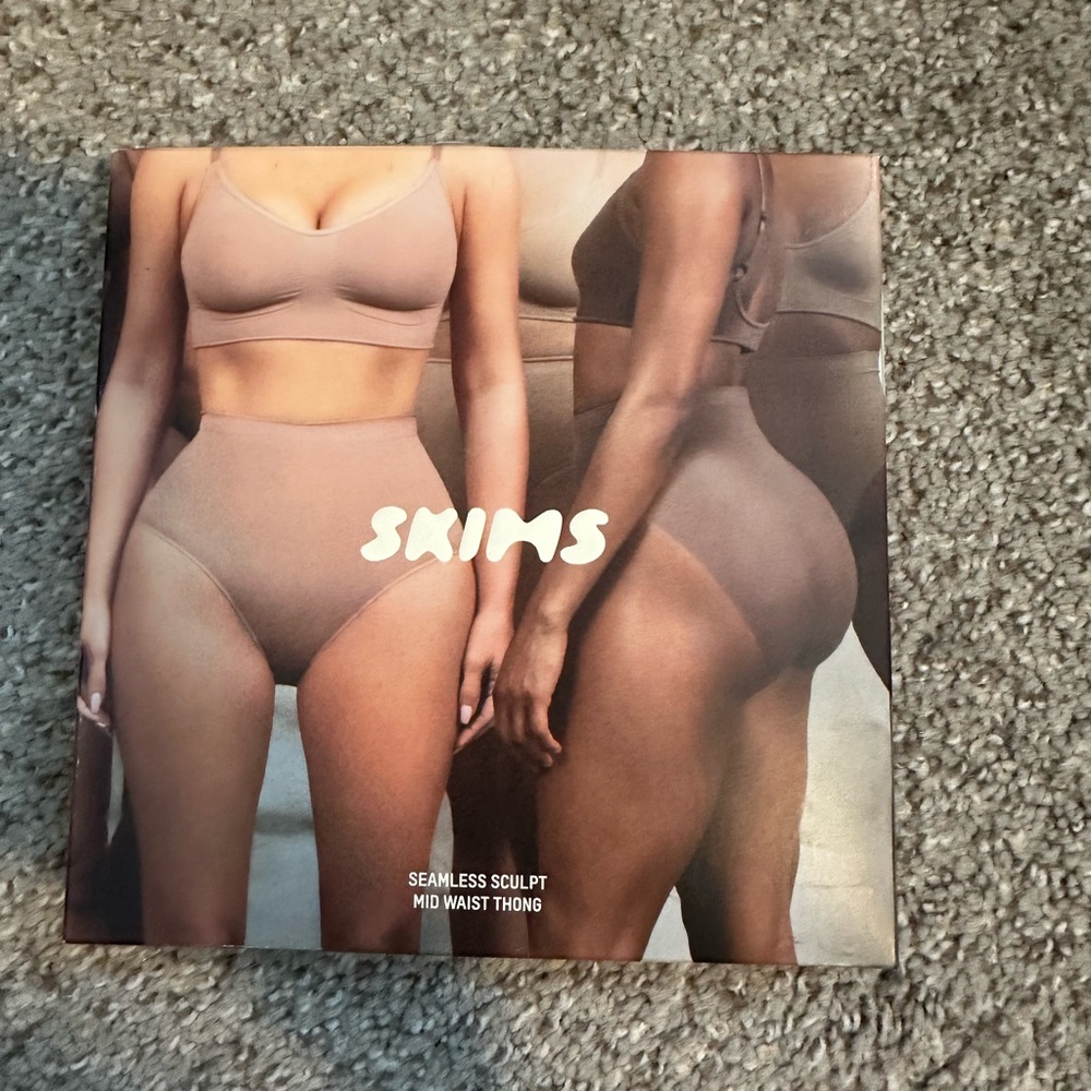 Skims seamless sculpt mid waist thong in “clay”